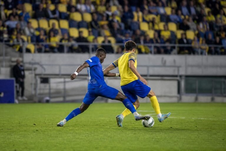 Spelmoment tijdens STVV tegen KAA Gent op Stayen in de Champions' Play-Offs