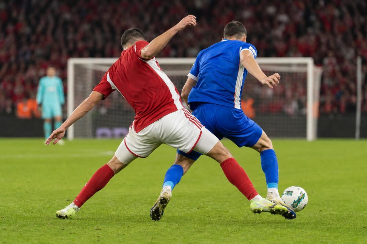Spelmoment tijdens Standard tegen KRC Genk in de Europe Play-Offs