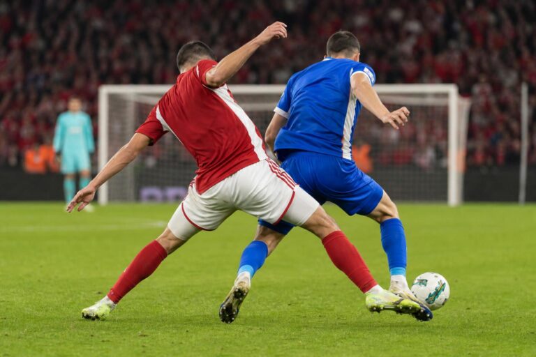Spelmoment tijdens Standard tegen KRC Genk in de Europe Play-Offs