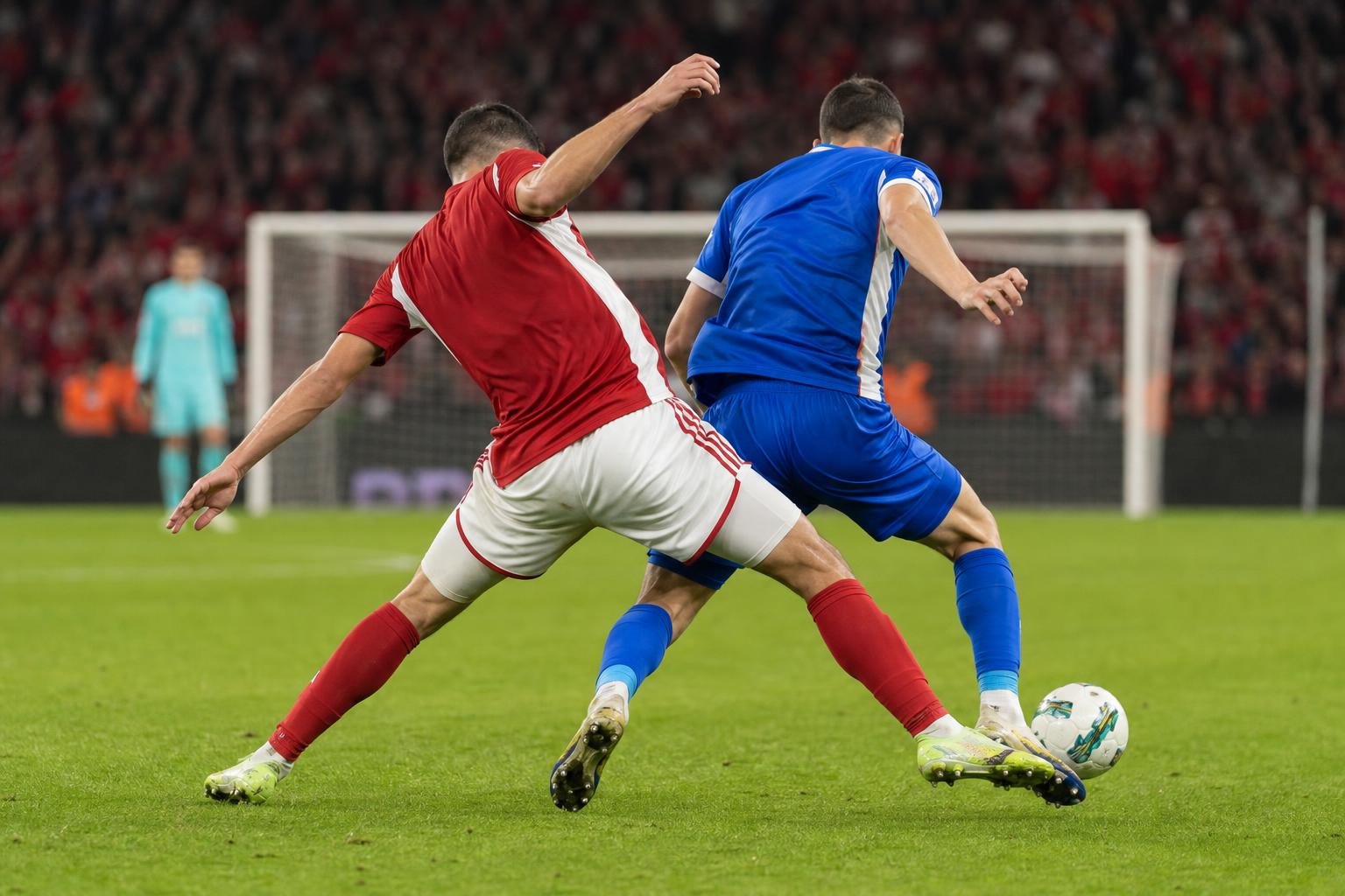 Spelmoment tijdens Standard tegen KRC Genk in de Europe Play-Offs