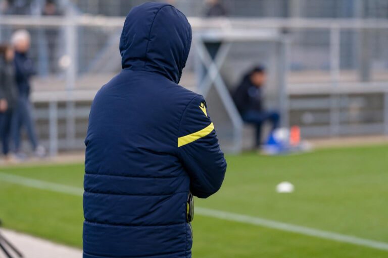 Wouter Vrancken langs de zijlijn bij STVV in Stayen