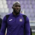Romelu Lukaku in trainingscontext, met focus op zijn toekomstkeuze