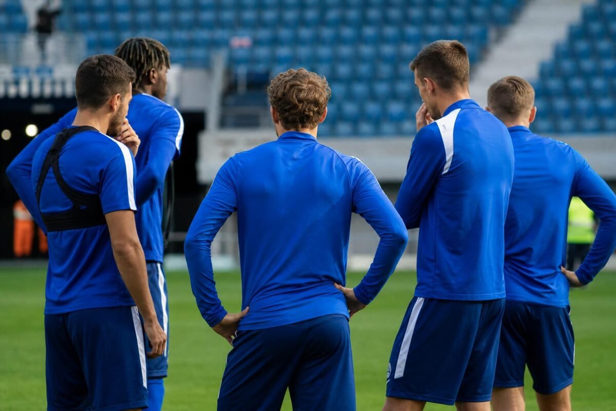 Spelers van KAA Gent vieren samen een doelpunt in het stadion.