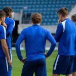 Spelers van KAA Gent vieren samen een doelpunt in het stadion.