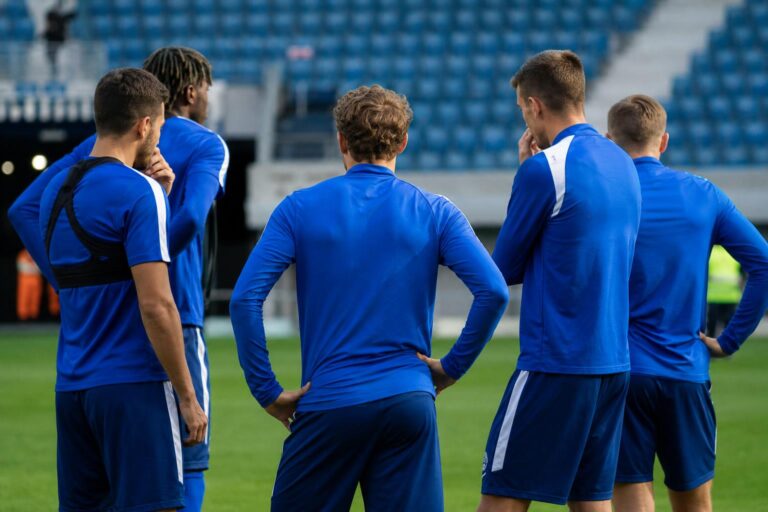 Spelers van KAA Gent vieren samen een doelpunt in het stadion.