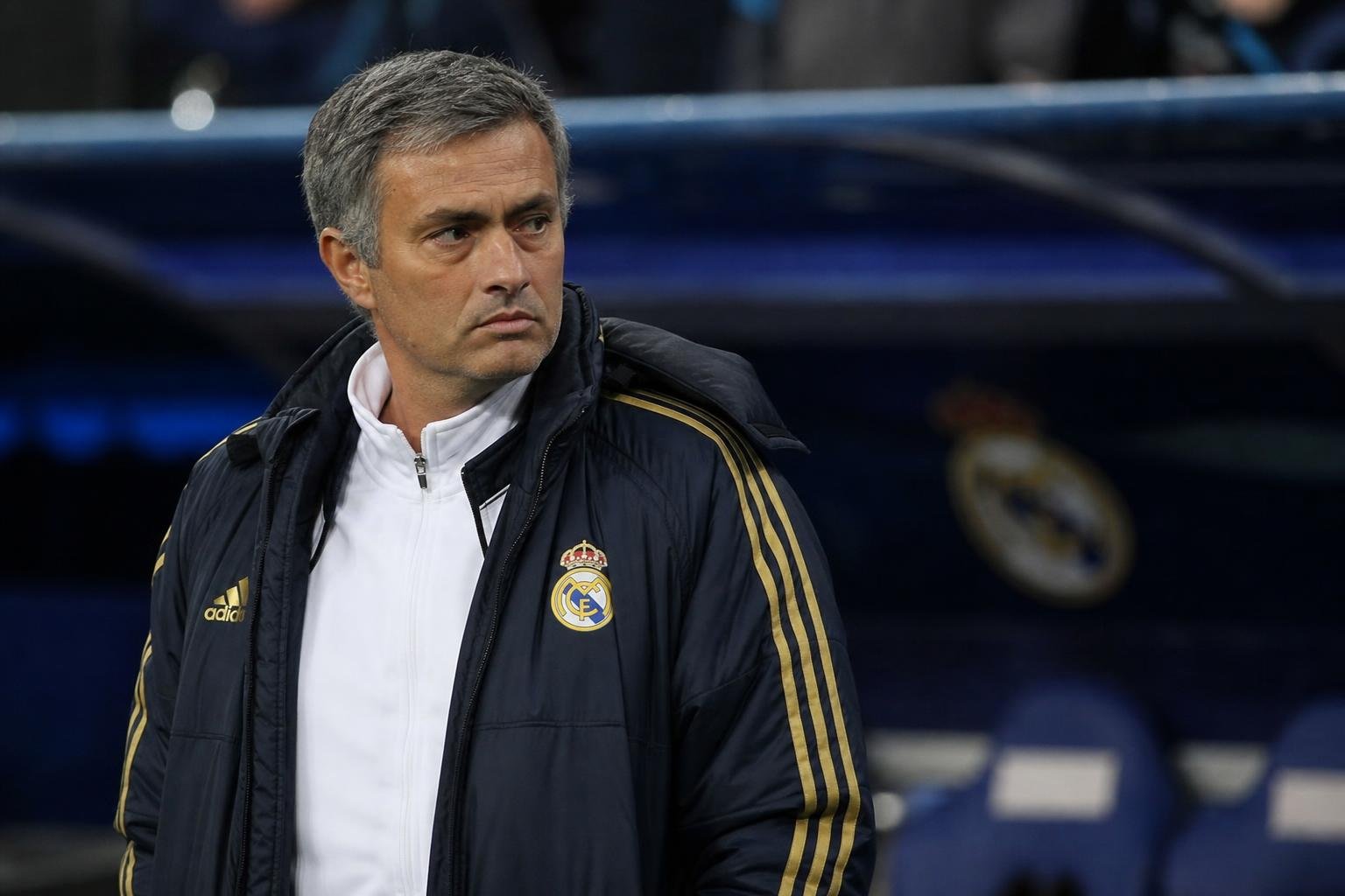 José Mourinho langs de zijlijn tijdens een wedstrijd