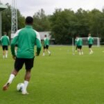 Speler van Lommel SK op training, gezien vanop afstand zonder herkenbaar gezicht.