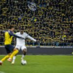 Sfeerbeeld in het Dudenpark bij Union SG tijdens een wedstrijd, met spelers op de achtergrond zonder herkenbare gezichten.