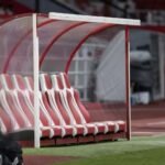 Trainer van Royal Antwerp FC aan de zijlijn tijdens een moeilijke wedstrijd