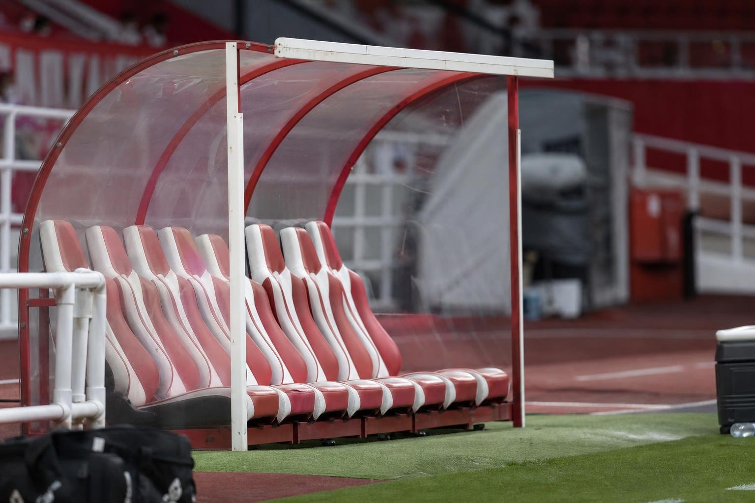 Trainer van Royal Antwerp FC aan de zijlijn tijdens een moeilijke wedstrijd