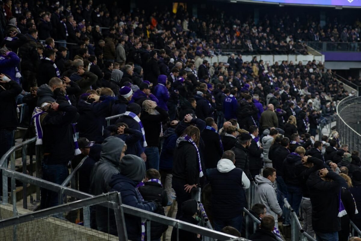 Supporters van RSC Anderlecht in de tribune tijdens een gespannen moment