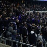 Supporters van RSC Anderlecht in de tribune tijdens een gespannen moment