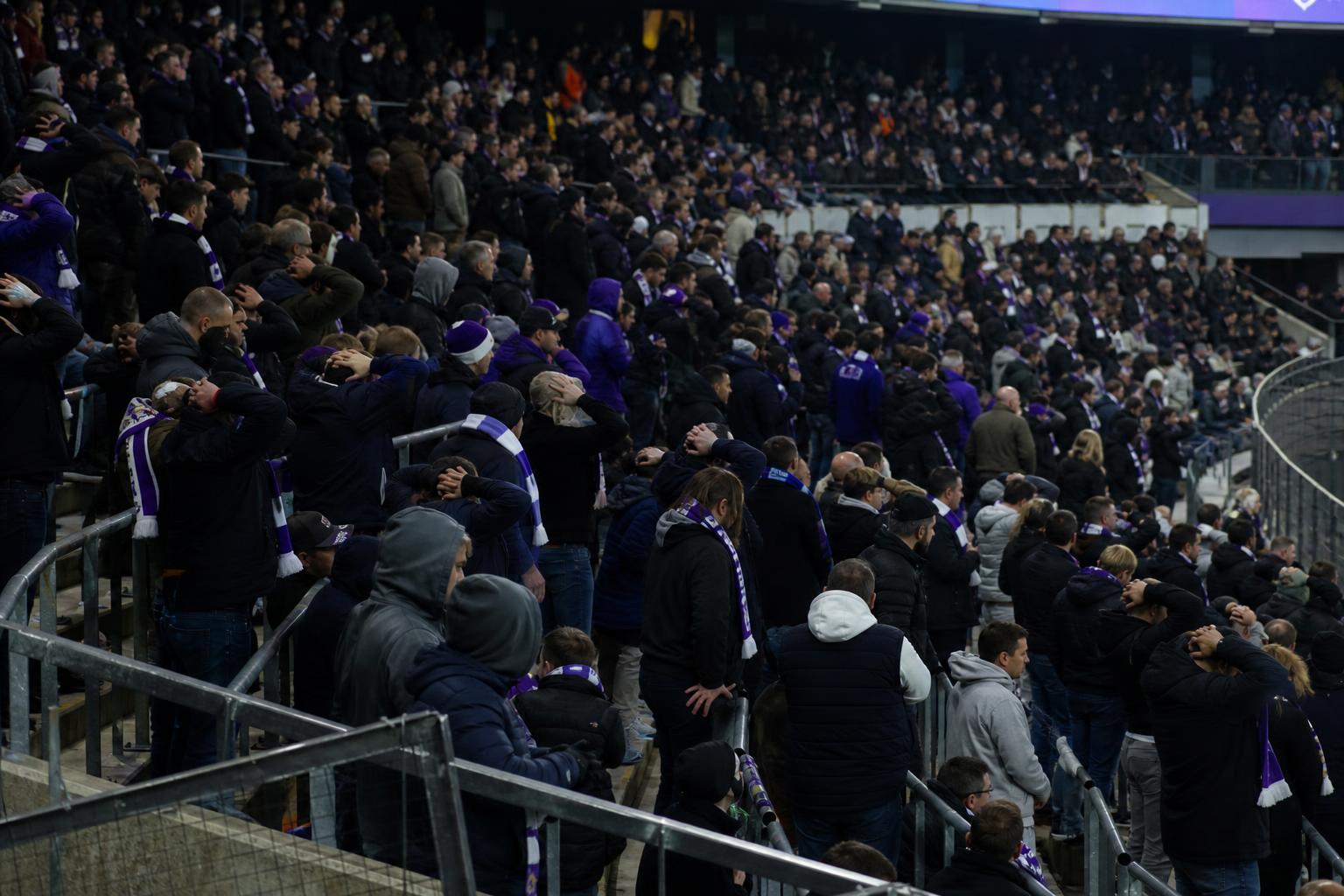 Supporters van RSC Anderlecht in de tribune tijdens een gespannen moment