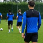 Training bij Club Brugge met focus op een jonge verdediger, zonder herkenbare gezichten.