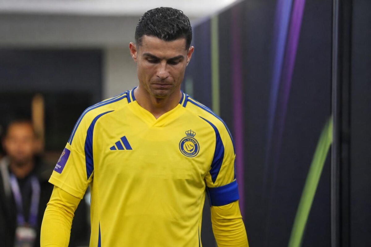 Cristiano Ronaldo van Al Nassr wandelt zichtbaar gefrustreerd richting de catacomben na een finale.