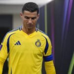 Cristiano Ronaldo van Al Nassr wandelt zichtbaar gefrustreerd richting de catacomben na een finale.