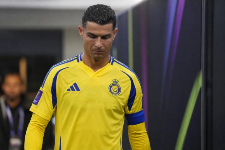 Cristiano Ronaldo van Al Nassr wandelt zichtbaar gefrustreerd richting de catacomben na een finale.