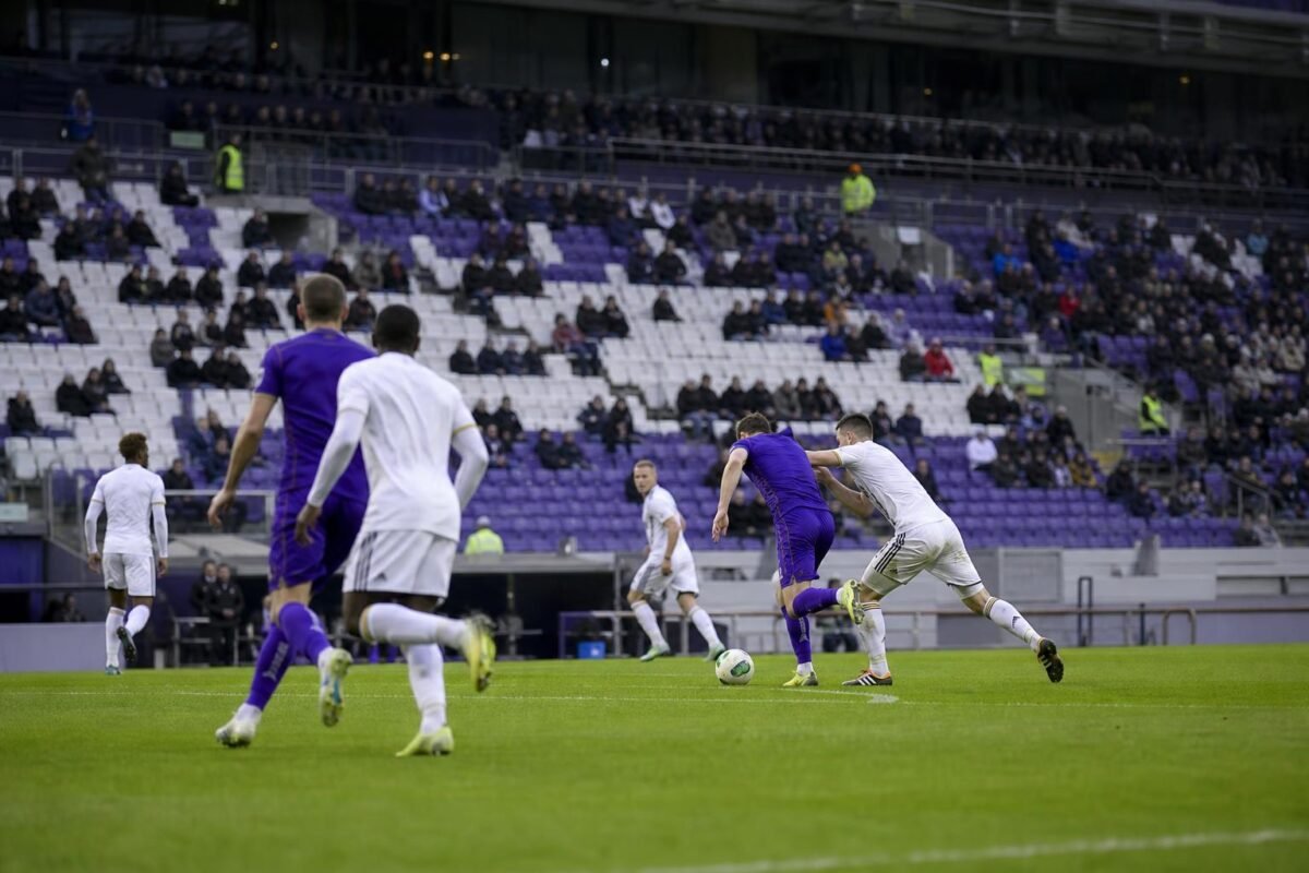 Wedstrijdbeeld in het Lotto Park tijdens Anderlecht tegen KV Mechelen met een ingetogen sfeer op de tribunes.