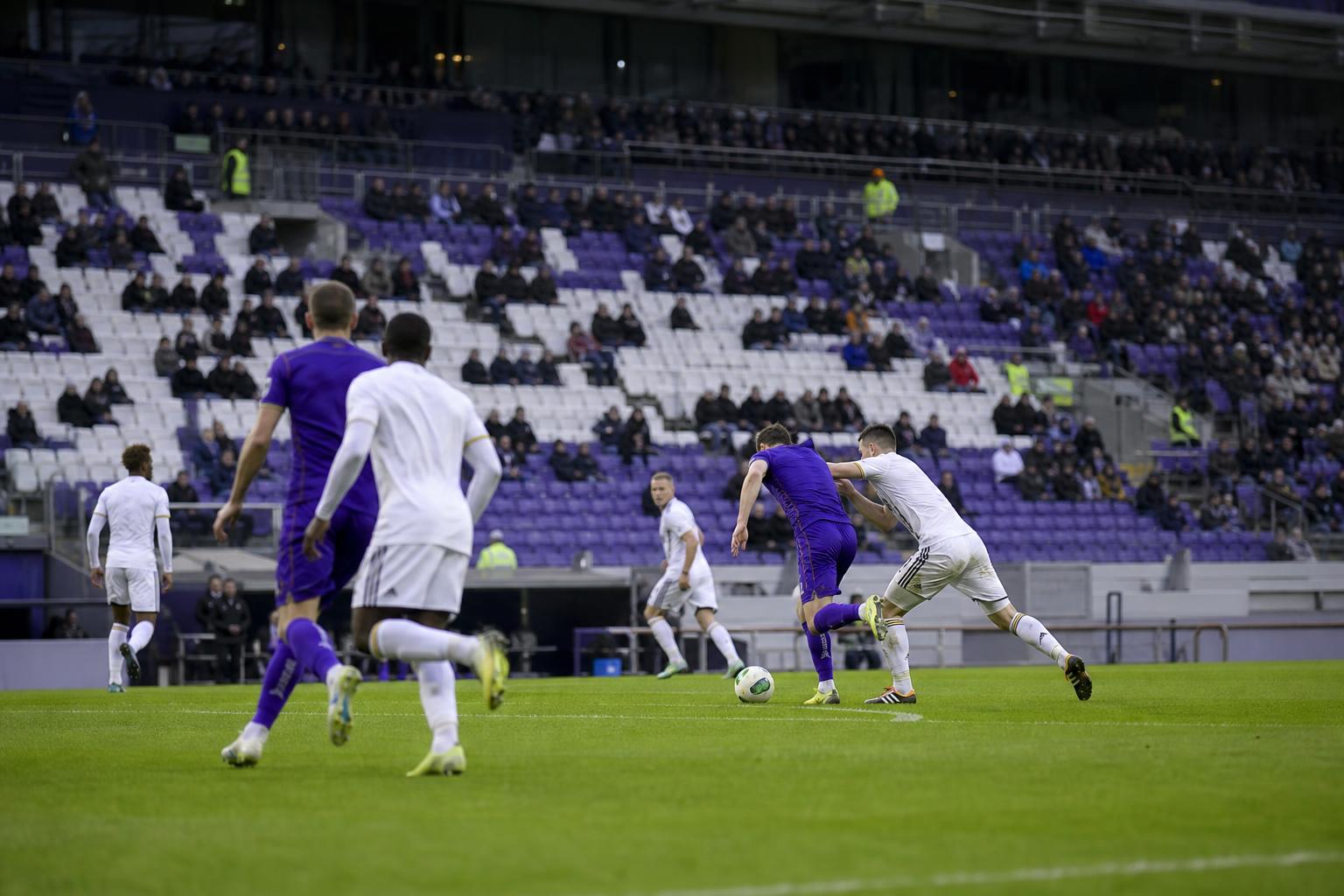 Wedstrijdbeeld in het Lotto Park tijdens Anderlecht tegen KV Mechelen met een ingetogen sfeer op de tribunes.