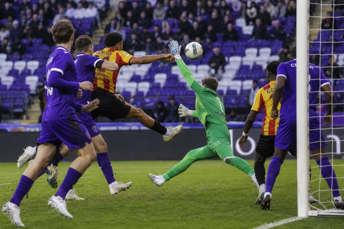 Spelmoment in Anderlecht-KV Mechelen met spelers in het strafschopgebied