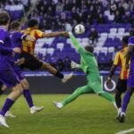 Spelmoment in Anderlecht-KV Mechelen met spelers in het strafschopgebied