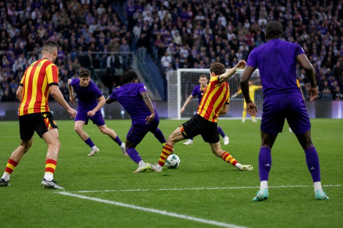 Spelmoment tijdens RSC Anderlecht tegen KV Mechelen in het Lotto Park