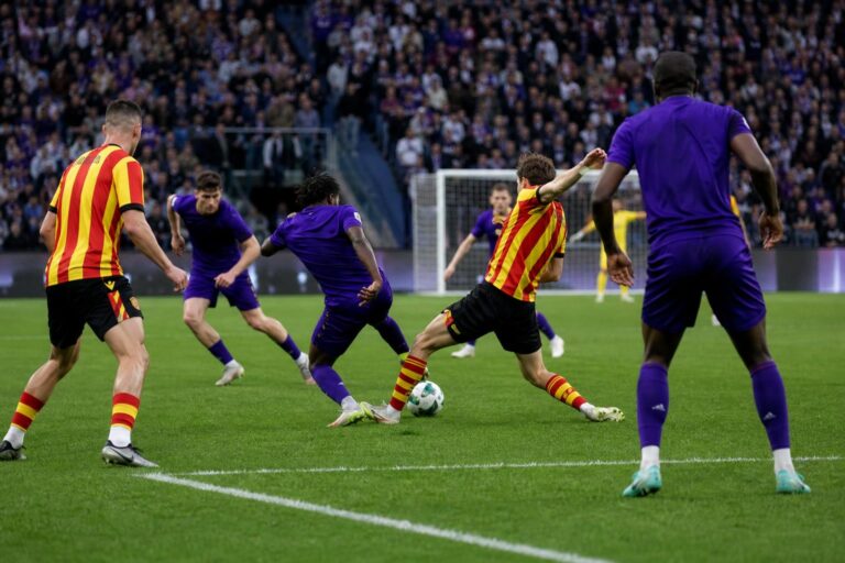 Spelmoment tijdens RSC Anderlecht tegen KV Mechelen in het Lotto Park