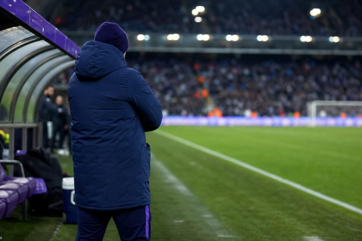 Jérémy Taravel langs de zijlijn bij Anderlecht tijdens een wedstrijd in de Champions' Play-Offs
