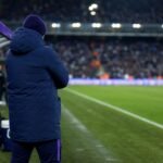 Jérémy Taravel langs de zijlijn bij Anderlecht tijdens een wedstrijd in de Champions' Play-Offs