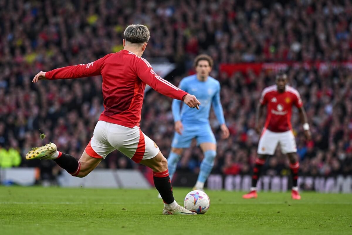 Bruno Fernandes van Manchester United viert een beslissende actie in een Premier League-wedstrijd op Old Trafford.