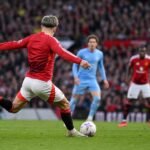 Bruno Fernandes van Manchester United viert een beslissende actie in een Premier League-wedstrijd op Old Trafford.