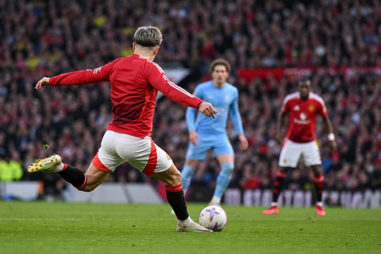 Bruno Fernandes van Manchester United viert een beslissende actie in een Premier League-wedstrijd op Old Trafford.