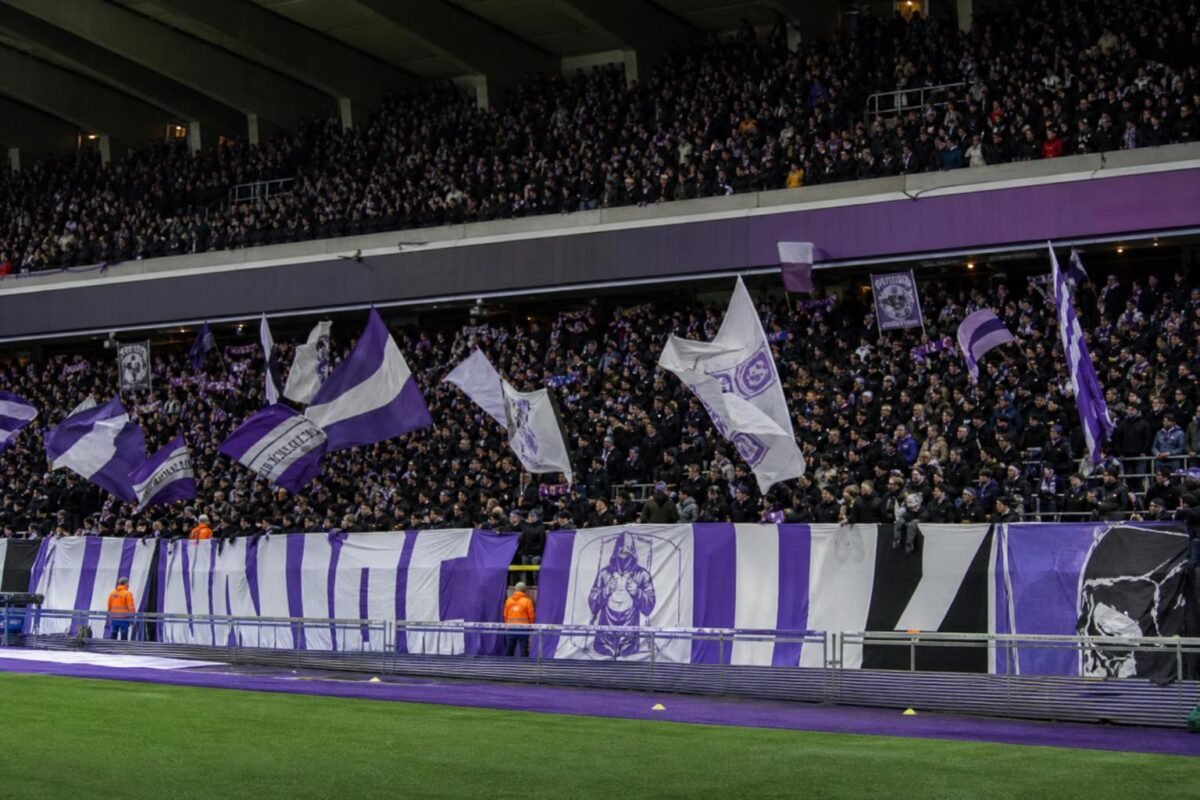 Supporters van RSC Anderlecht met een spandoek in het stadion