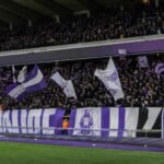 Supporters van RSC Anderlecht met een spandoek in het stadion