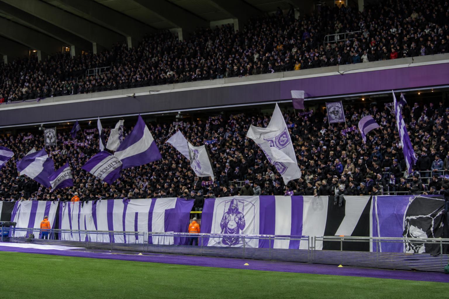 Supporters van RSC Anderlecht met een spandoek in het stadion