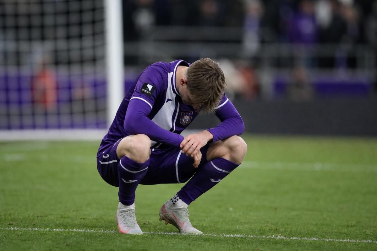 César Huerta van RSC Anderlecht oogt teleurgesteld tijdens een wedstrijd in het Lotto Park