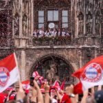 Bayern München viert de landstitel op de Marienplatz in München met Vincent Kompany in beeld