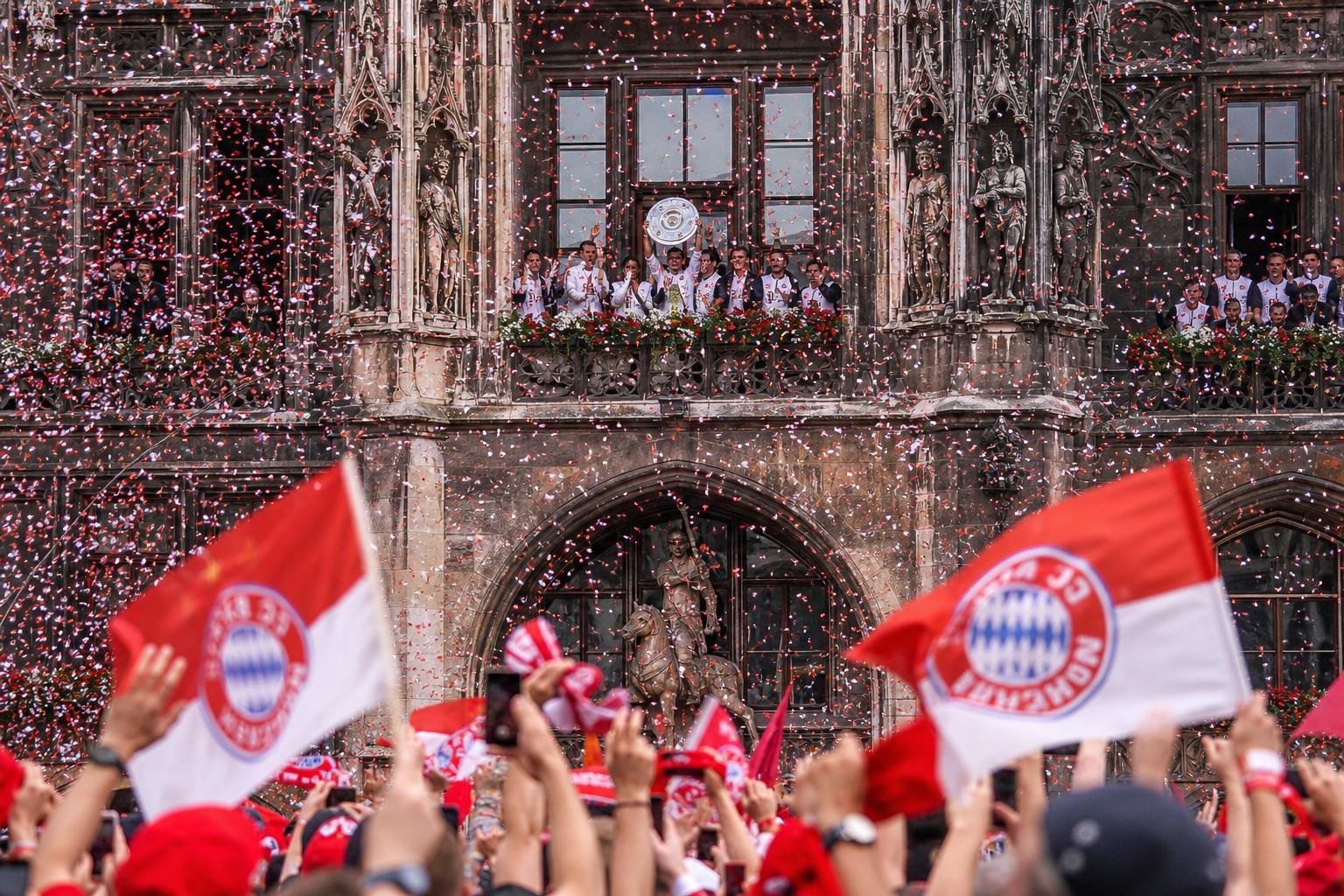 Bayern München viert de landstitel op de Marienplatz in München met Vincent Kompany in beeld