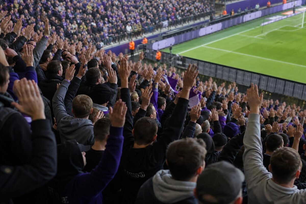 Supporters van RSC Anderlecht in het Lotto Park tijdens een gespannen wedstrijdsfeer