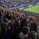 Supporters van RSC Anderlecht in het Lotto Park tijdens een gespannen wedstrijdsfeer