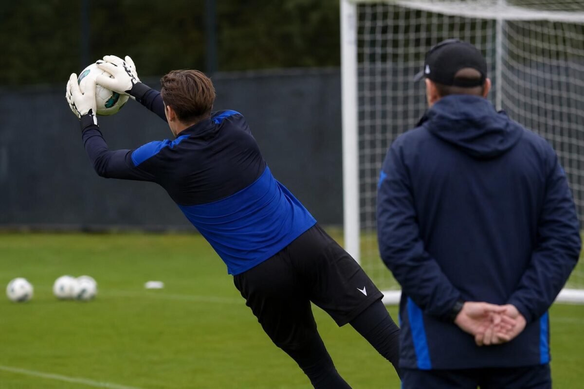 Ivan Leko van Club Brugge bij een training terwijl een doelman oefent