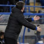 Yannick Ferrera, coach van FCV Dender EH, reageert langs de zijlijn tijdens een wedstrijd.