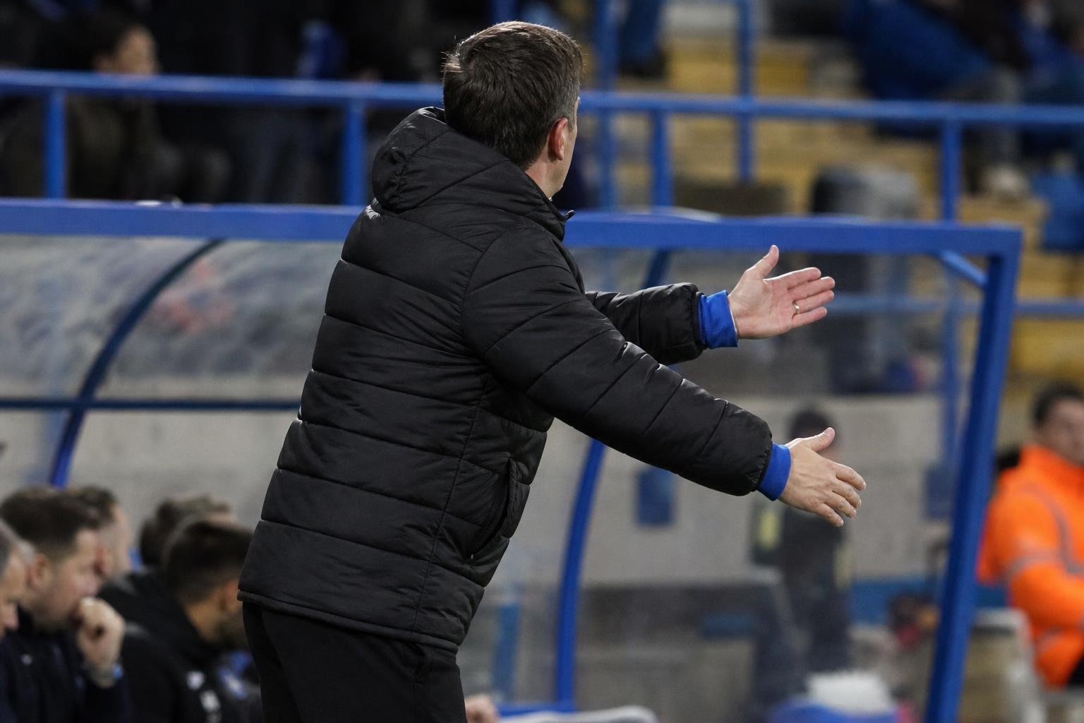 Yannick Ferrera, coach van FCV Dender EH, reageert langs de zijlijn tijdens een wedstrijd.