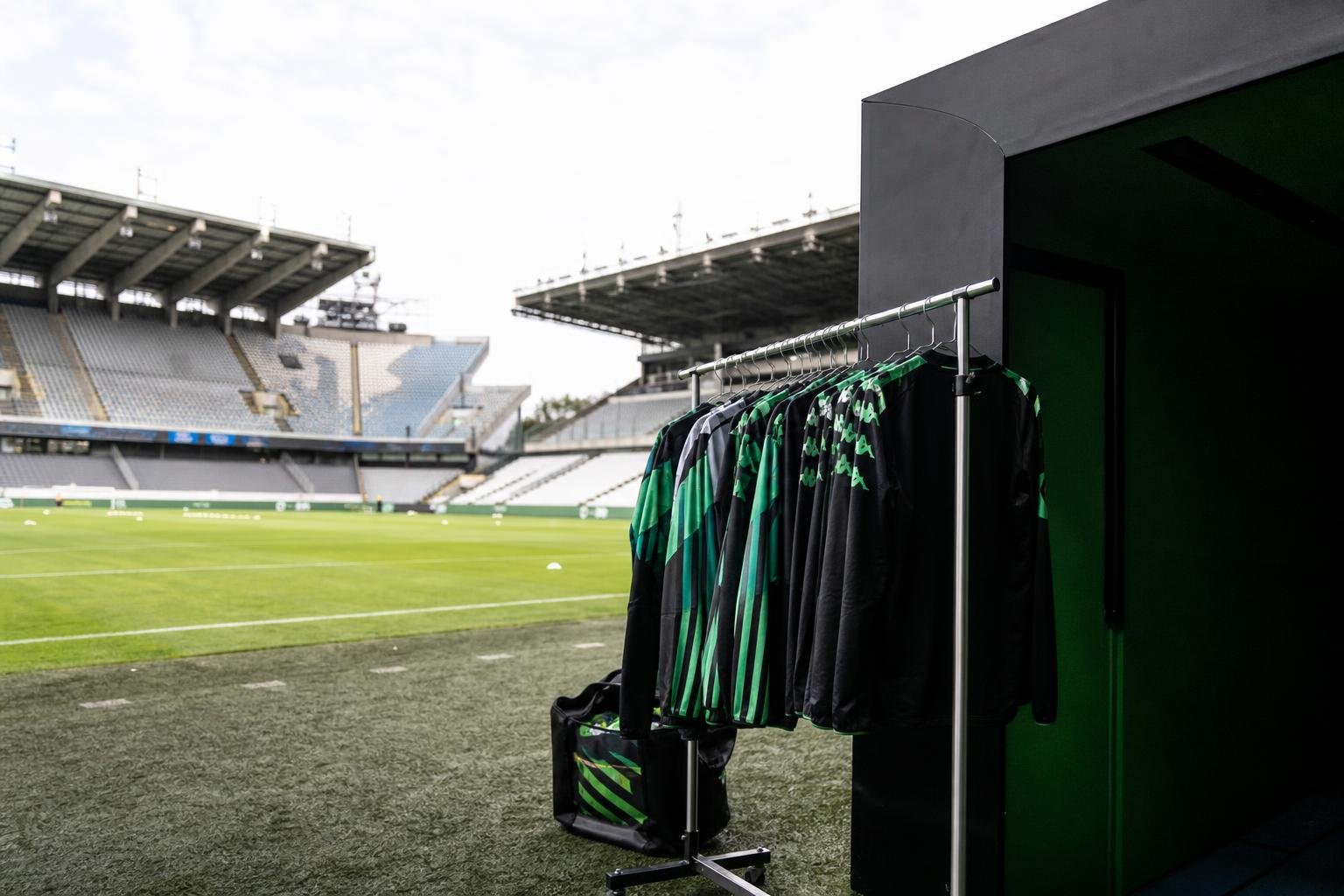 Sfeerbeeld van Cercle Brugge met focus op een linksachter in actie