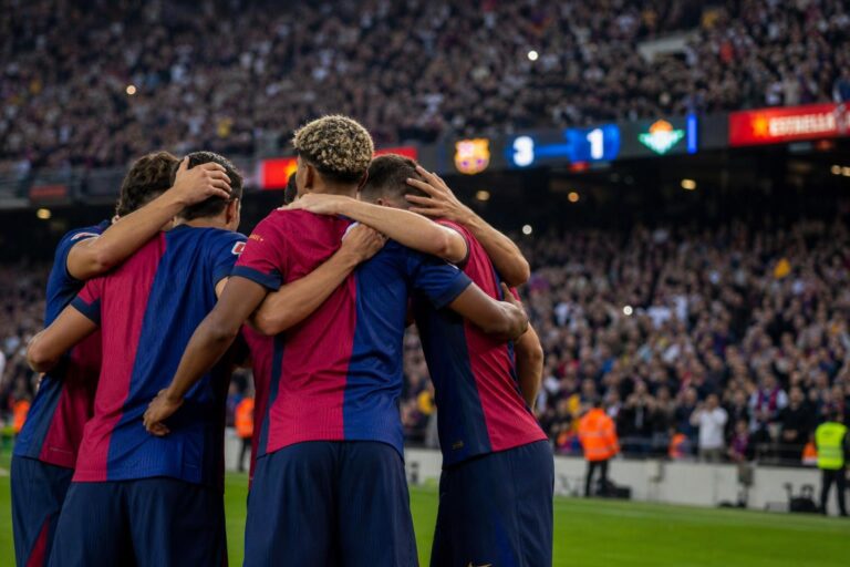 Spelers van FC Barcelona vieren een doelpunt tegen Real Betis in Camp Nou