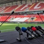 Persmoment bij Royal Antwerp FC met clubleiding op de achtergrond