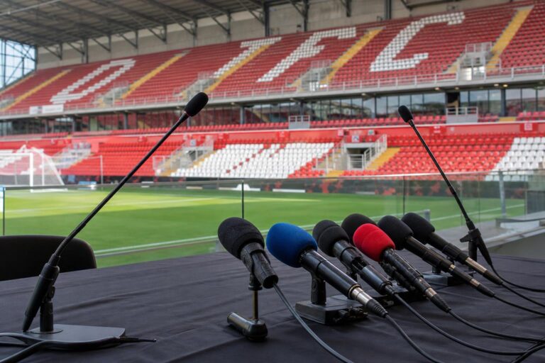 Persmoment bij Royal Antwerp FC met clubleiding op de achtergrond