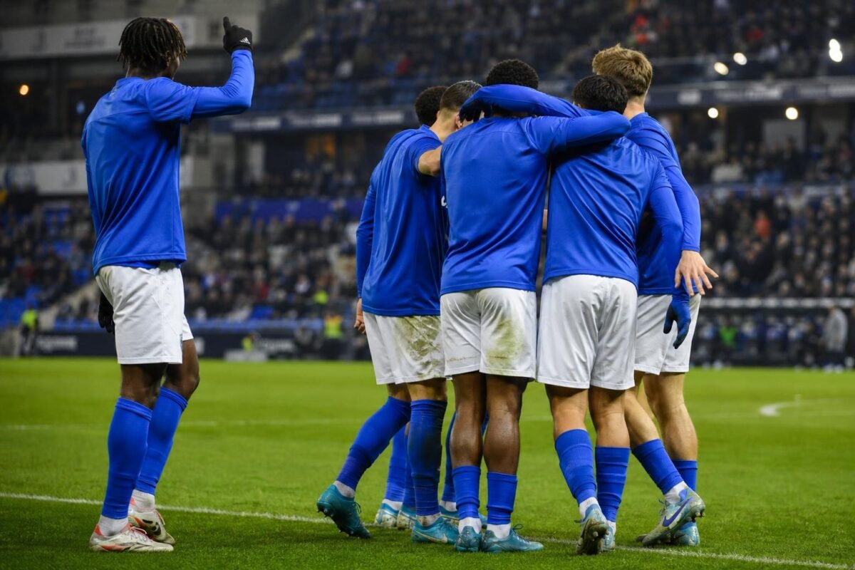 Spelers van KRC Genk vieren na een wedstrijd in de Europe Play-Offs