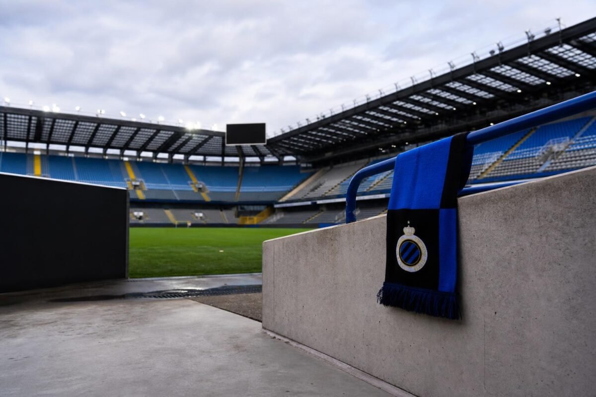 Sfeerbeeld rond het stadion van Club Brugge in blauw-zwarte kleuren