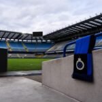 Sfeerbeeld rond het stadion van Club Brugge in blauw-zwarte kleuren